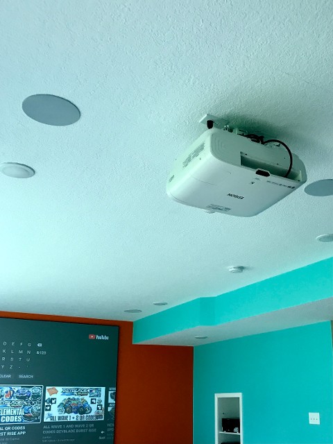 Basic Projector mounted at the ceiling