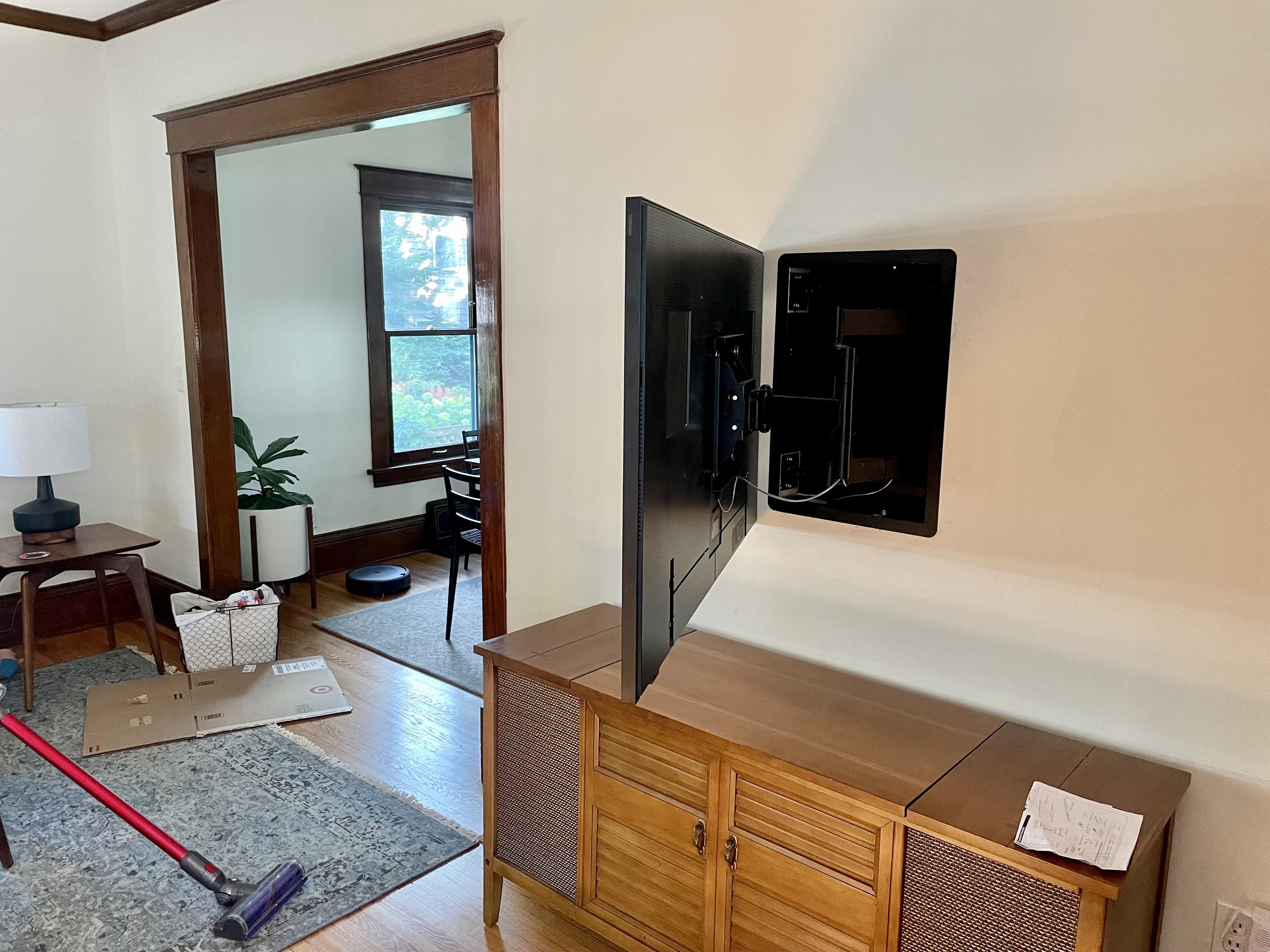Quick and easy TV wall mounting process.